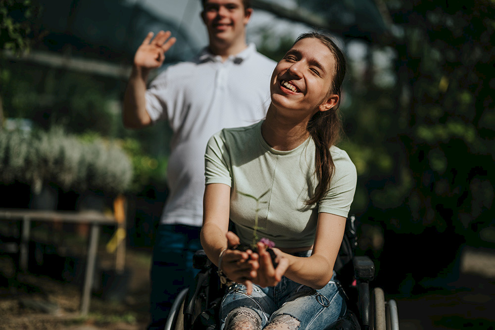 Bild zeigt ein Mädchen mit einer Pflanze.