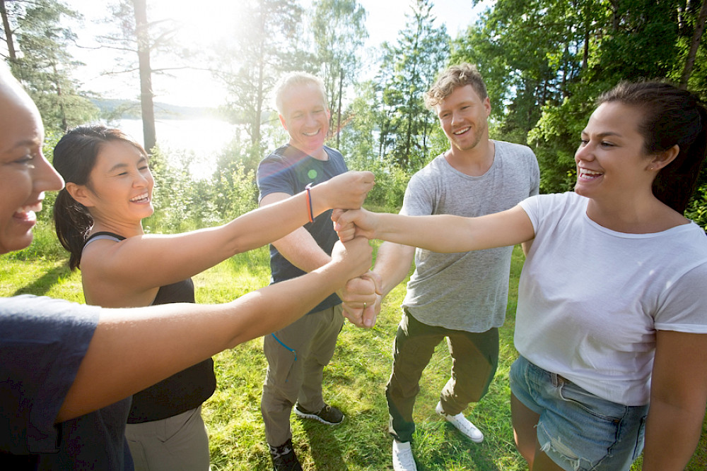 Bild zeigt eine Gruppe von Menschen im Wald.